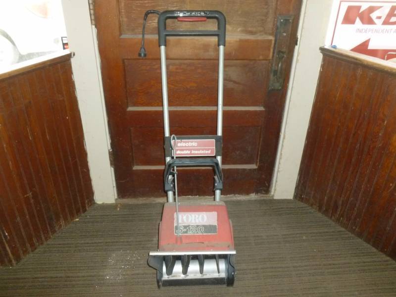 lot 165 image: Snow Thrower