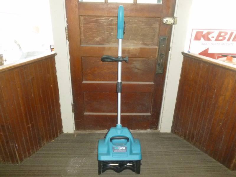 lot 166 image: Snow Thrower