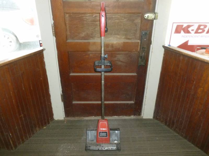 lot 167 image: Snow Thrower