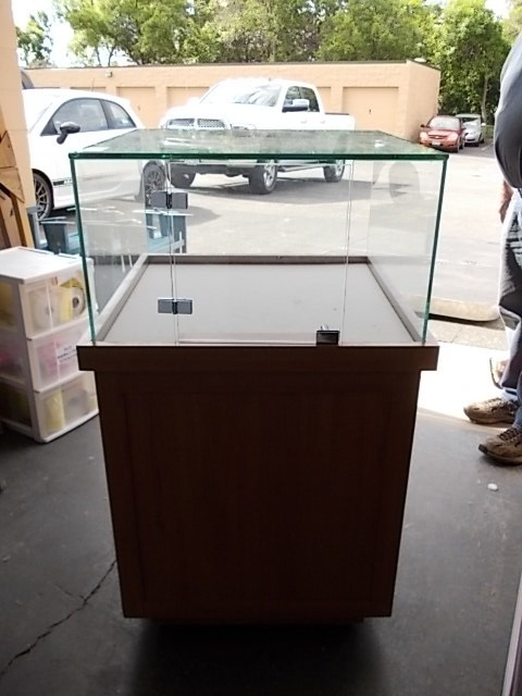 lot 3 image: Glass Store Display Case With Storage