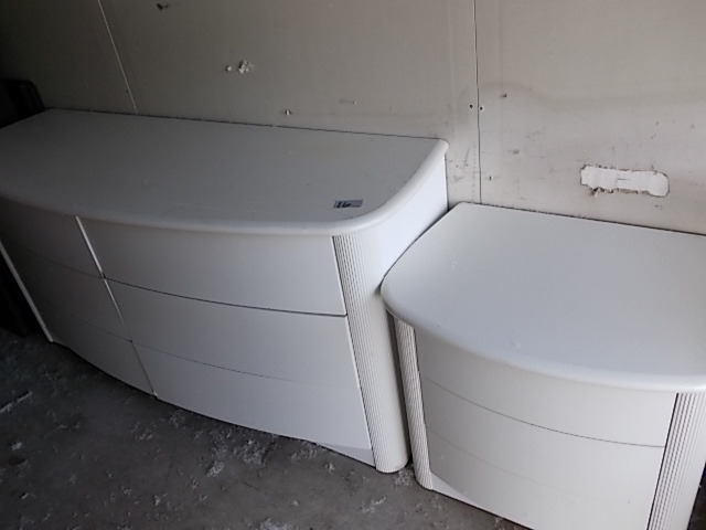 lot 16 image: Dresser & Nightstand