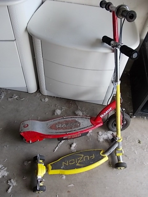 lot 24 image: 4 Wheel Scooter & Electric Scooter