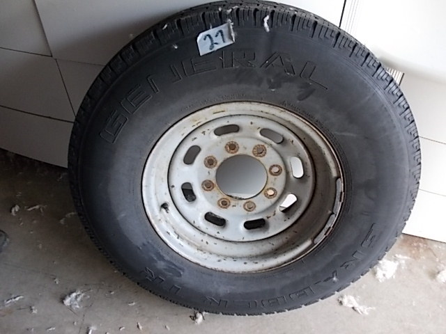 lot 27 image: Truck Tire
