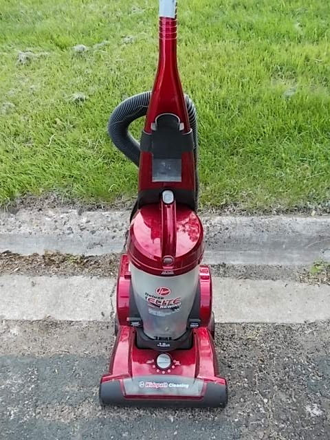 lot 32 image: Upright Vacuum