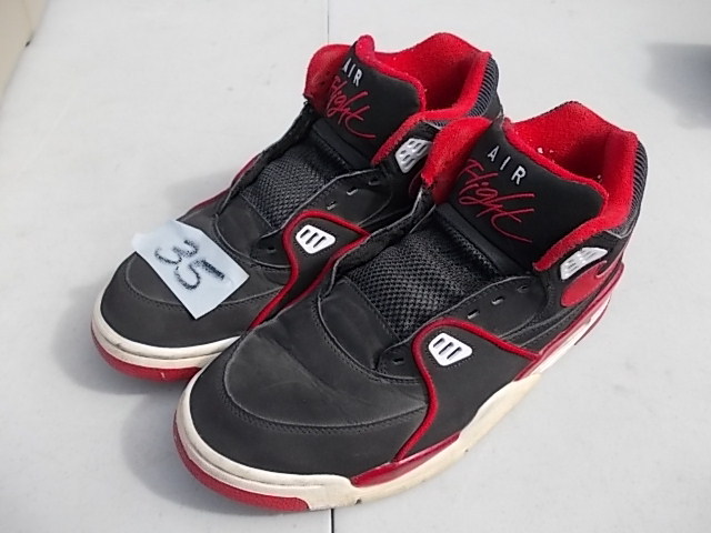 lot 35 image: Nike Sneakers