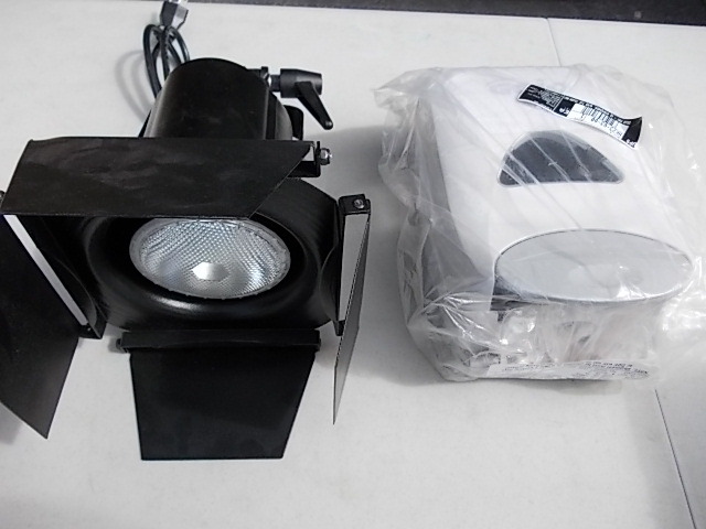 lot 41 image: Gojo Dispenser & Spot Light