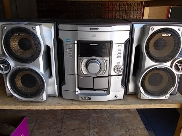 lot 96 image: Sony Disc Changer, MP3 Stereo With Dual Woofer Speakers