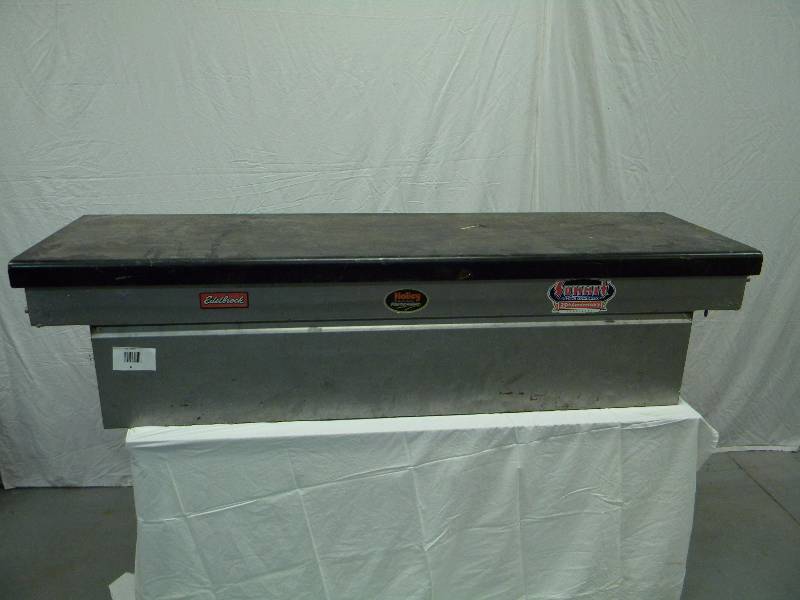 lot 4 image: Truck Tool Box