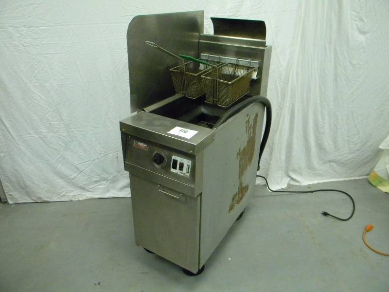 lot 8 image: Frymaster