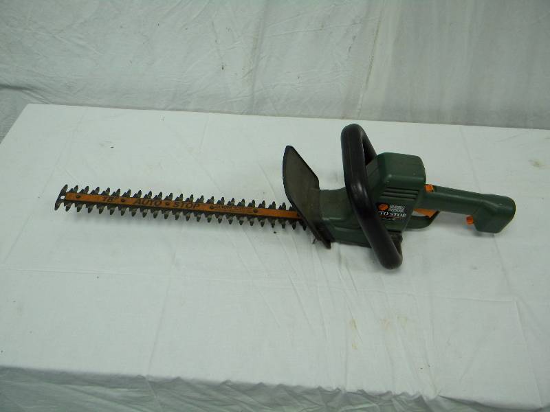 lot 15 image: Black & Decker Hedge Trimmer HT400