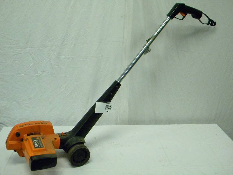 lot 19 image: Black & Decker Edger  Trencher