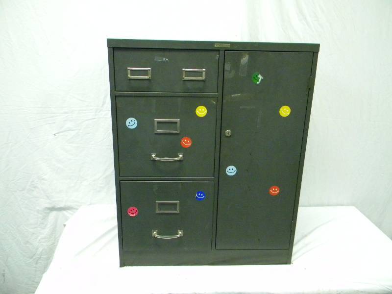 lot 33 image: 3 Drawer Storage Cabinet