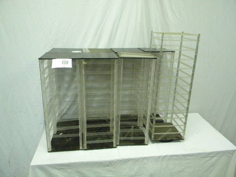 lot 59 image: 8 - Countertop Jewelry Stands