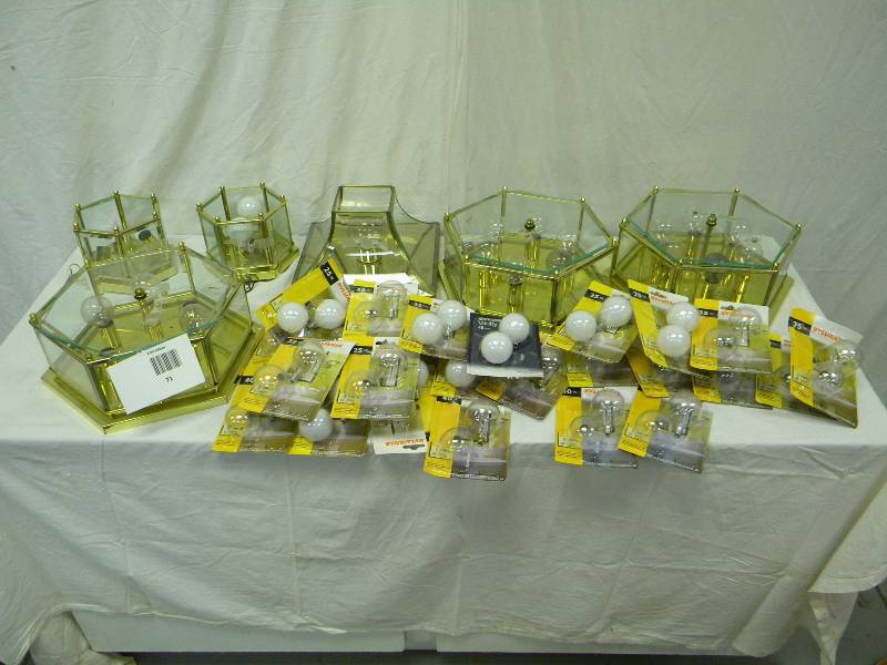 lot 71 image: Light Fixtures