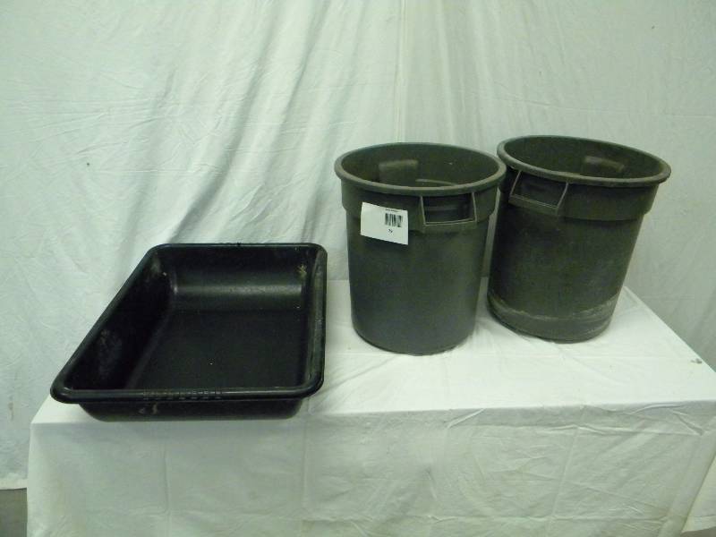 lot 79 image: Trash Cans,