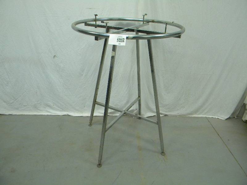 lot 125 image: Clothing Rack