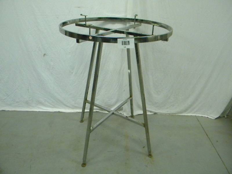 lot 126 image: Clothing Rack