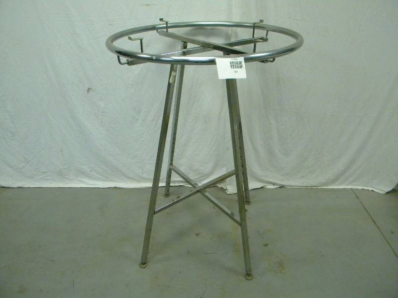 lot 127 image: Clothing Rack