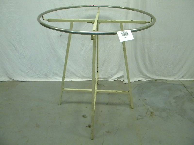 lot 128 image: Clothing Rack