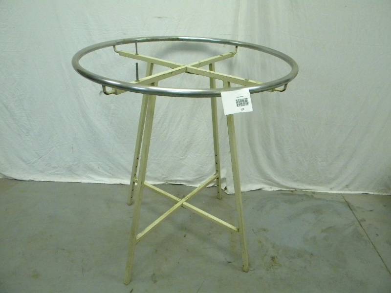 lot 129 image: Clothing Rack