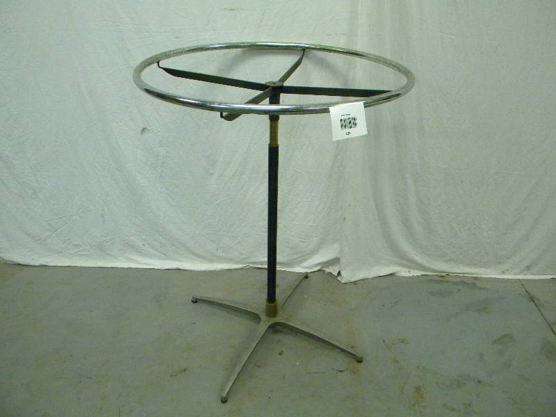 lot 130 image: Clothing Rack