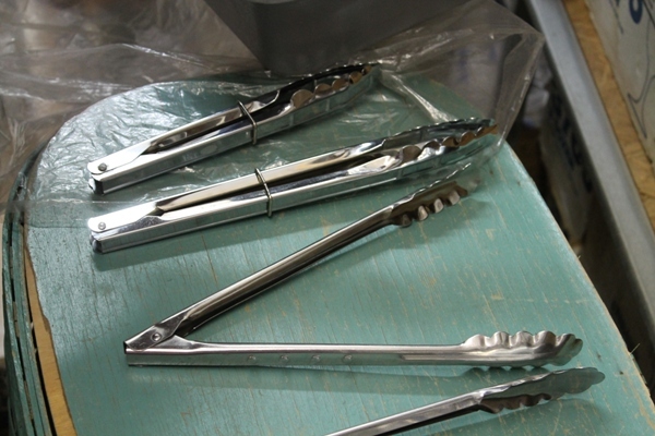 tongs serving