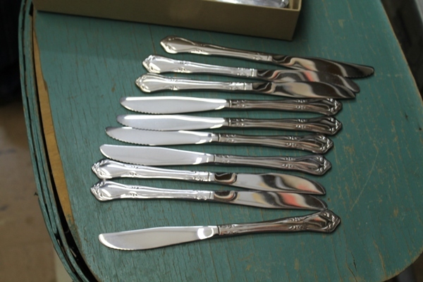 dinner knives