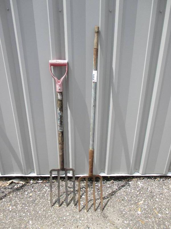 2 pitchforks