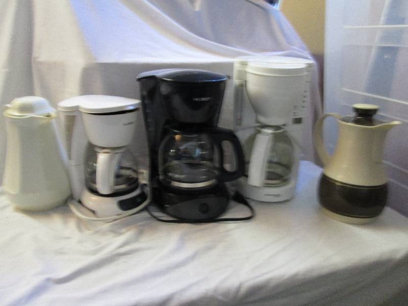 lot 27 image: lot of 3 coffee makers and 2 insula...