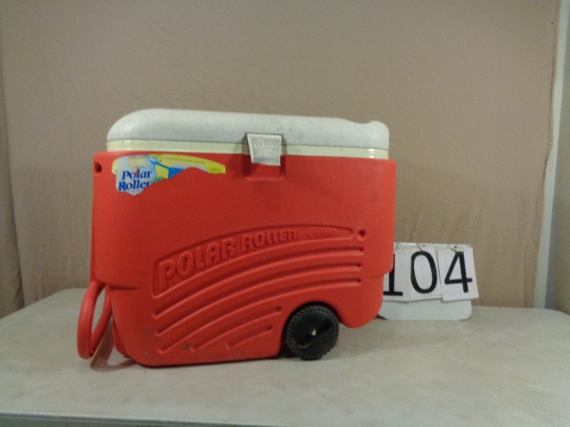 lot 104 image: Igloo Cooler
