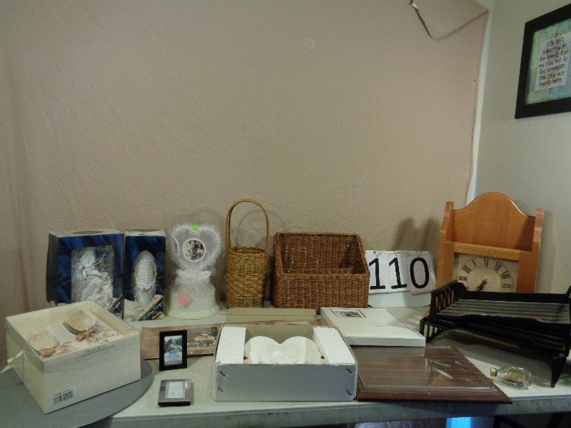 lot 110 image: Assorted Household Items