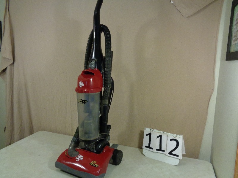 lot 112 image: Dirt Devil Jaguar Bagless Upright Vacuum