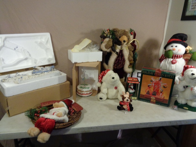 lot 155 image: Christmas Decor