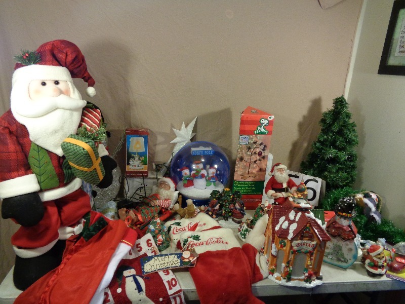 lot 156 image: Christmas Decor