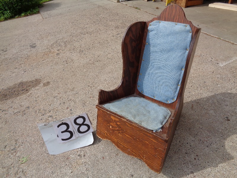 lot 38 image: Wood Childs Rocking Chair