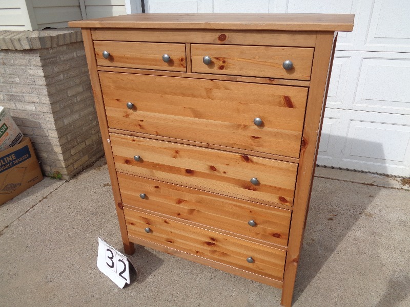 lot 32 image: Dresser