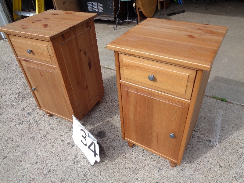 lot 34 image: 2 Night Stands