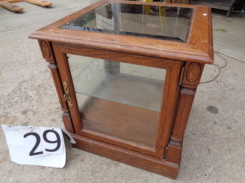 lot 29 image: Side Curio Cabinet