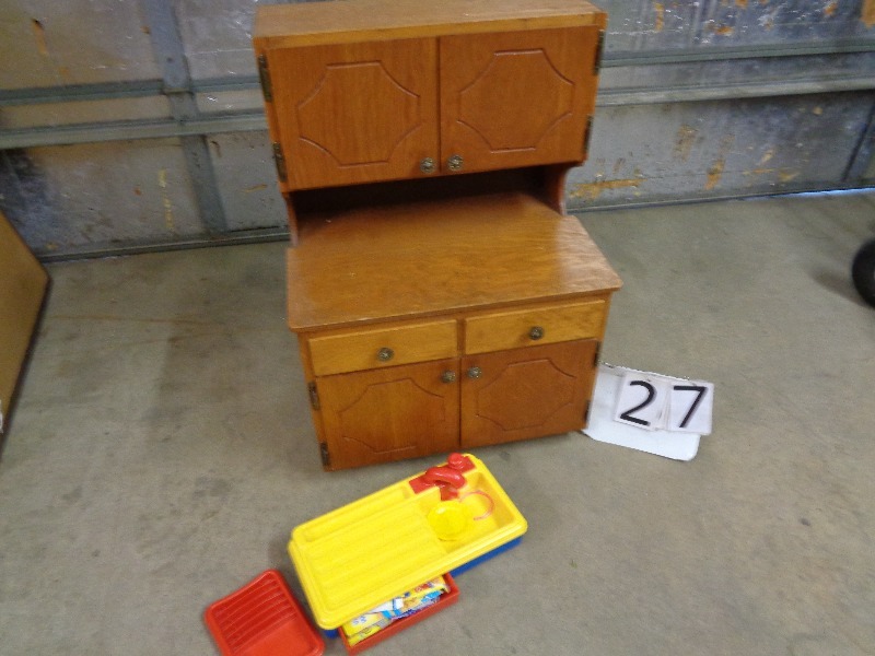 lot 27 image: Kids Wood Kitchen