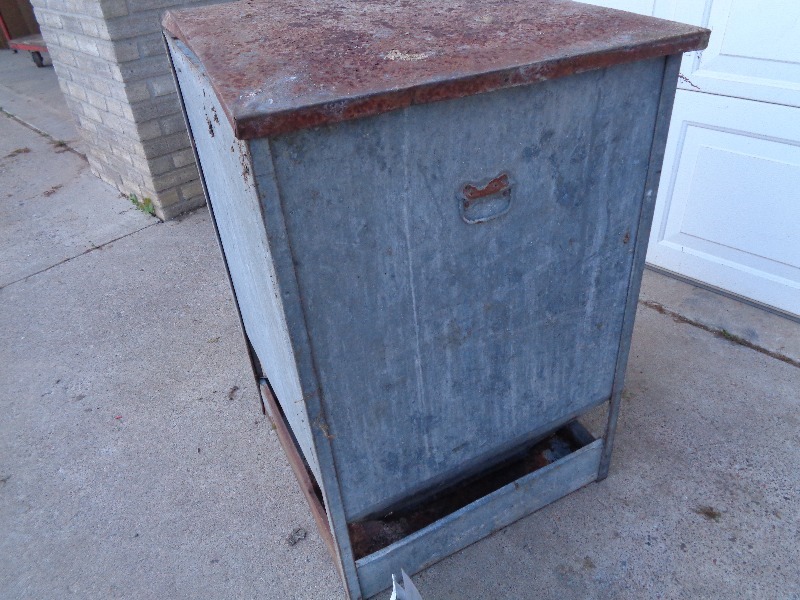 lot 10 image: Galvanized Feeder