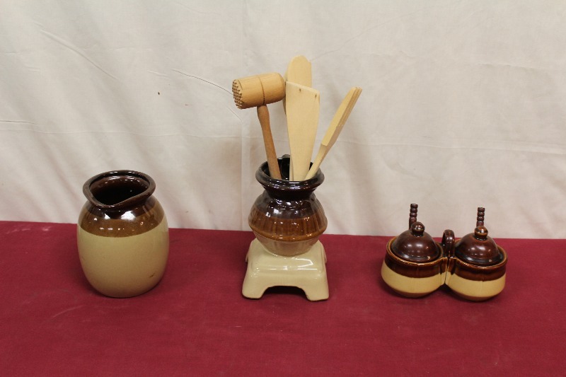 Lot of Matching Kitchen Ware