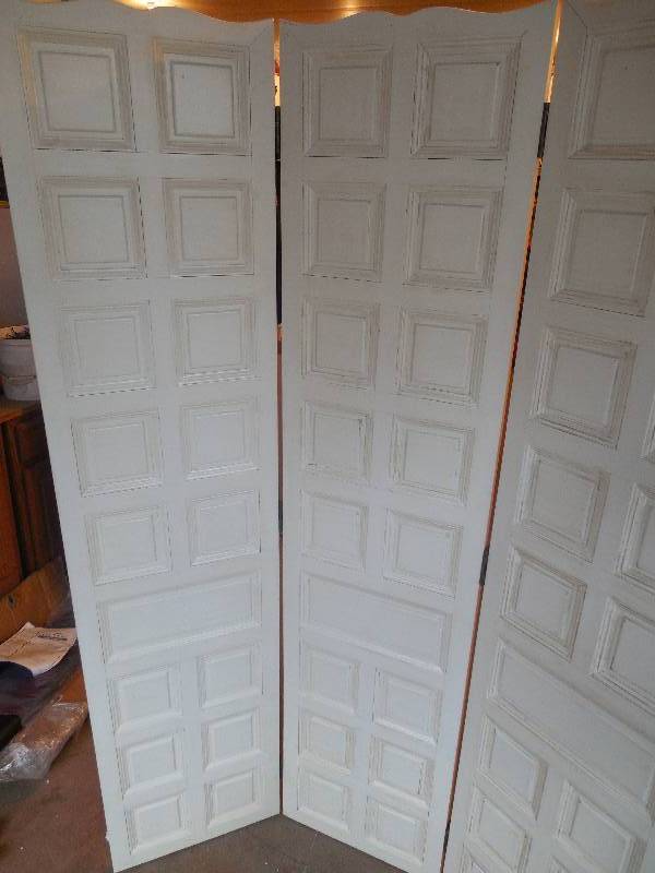 lot 8 image: Southey Three-Panel Room Divider