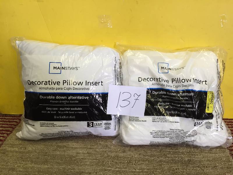 lot 137 image: Lot of 2 Decorative Pillows