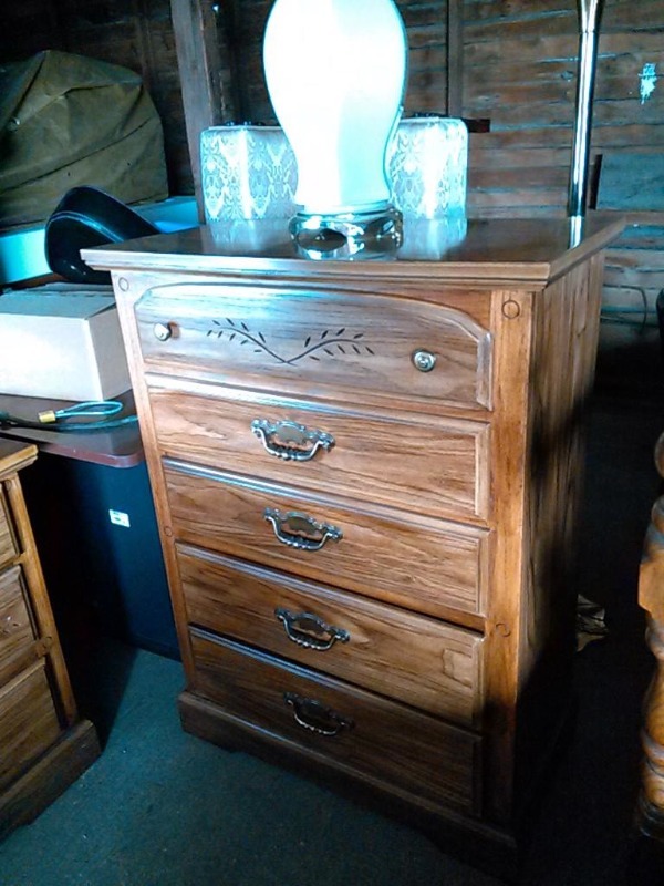 lot 8 image: BEAUTIFUL 3 PIECE COMPLETE FULL-QUEEN BEDROOM SET-MINT CONDITION