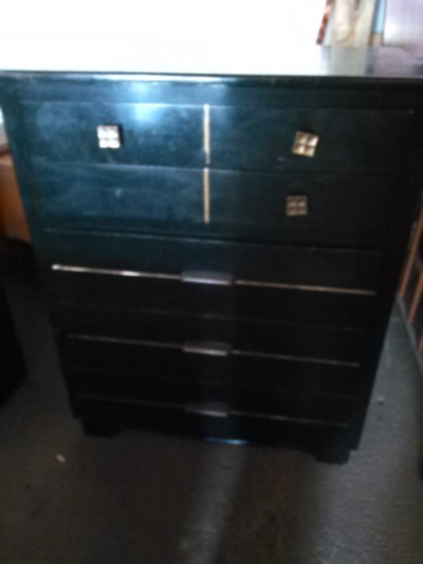 lot 22 image: BEAUTIFUL VINTAGE SOLID WOOD BEDROOM SET