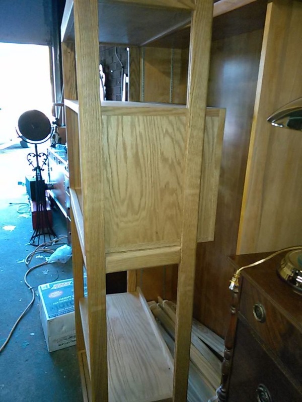 lot 20 image: BEAUTIFUL SOLID OAK CUSTON MADE SHELF