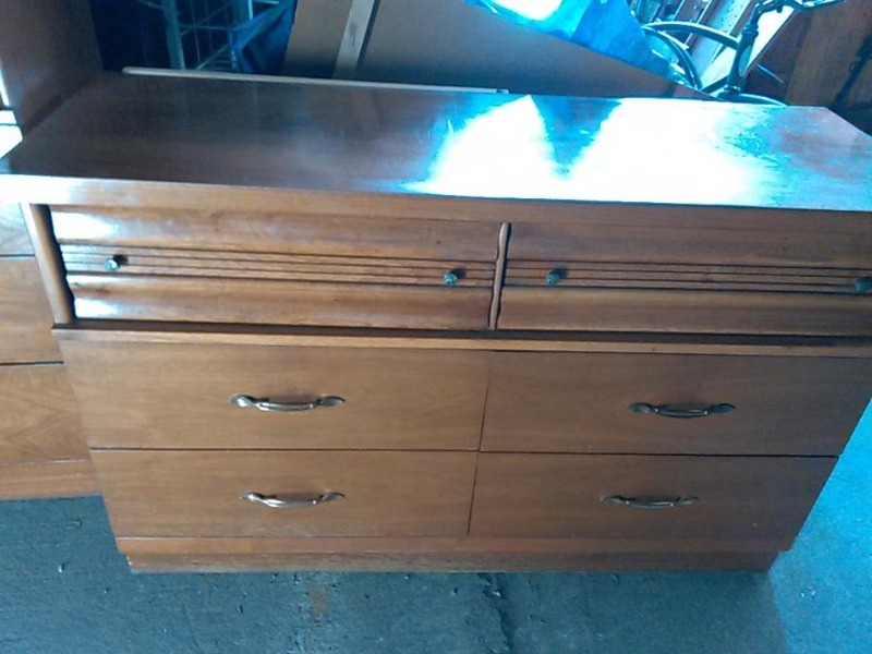 lot 23 image: BEAUTIFUL MID CENTURY BEDROOM SET-SOLID WOOD-MINT