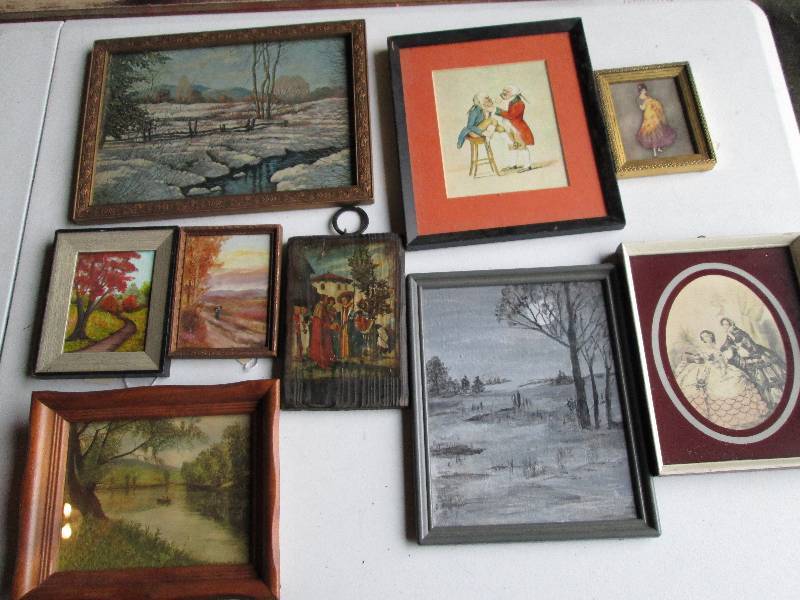 Lot of assorted wall dcor...
