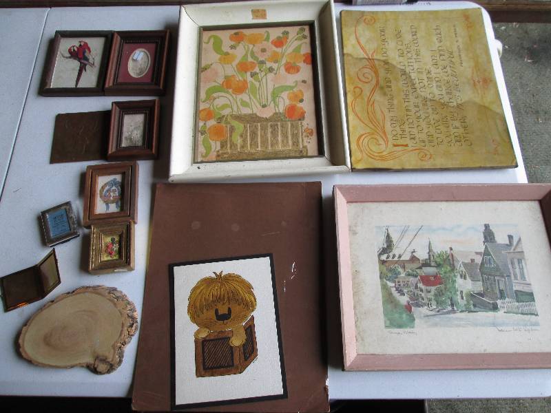 Lot of assorted wall dcor and art...