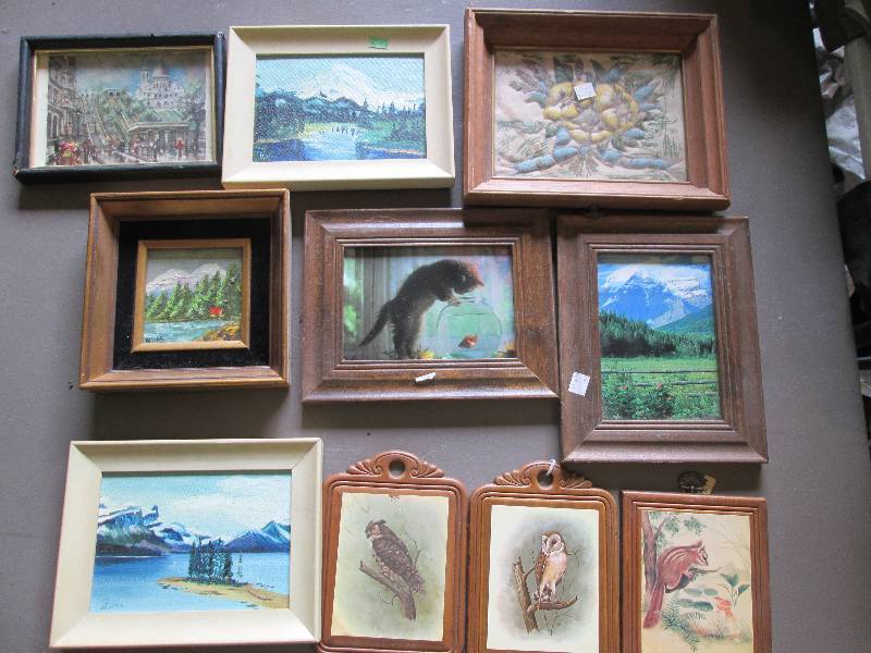 Lot of decorative wall hangings...